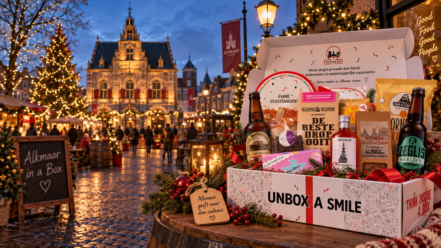 Alkmaar in a Box kerstpakket op de sfeervolle kerstmarkt op het Waagplein, met de Waag en een verlichte kerstboom op de achtergrond